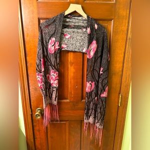 VTG Oblong Fringed Tulip print scarf, unbranded. Very pretty!